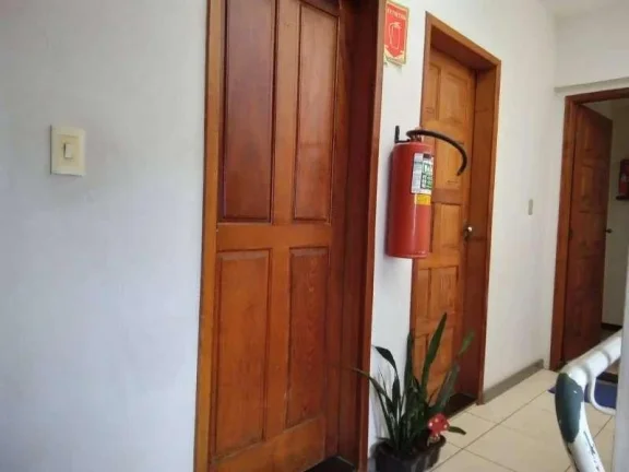 Imagem Prédio com dois apartamentos, ponto comercial e terraço com capacidade para expansão de mais dois andares.