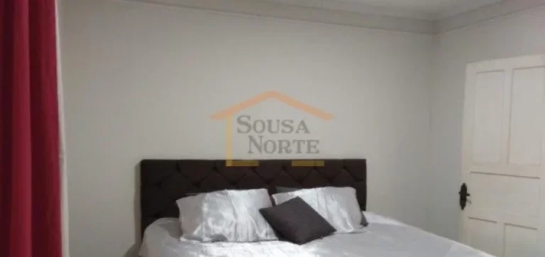 Imagem Sobrado com 250 m² de área útil, dispõe de 2 dormitórios com varanda, 1 banheiro, sala de estar...