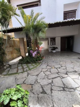 Imagem Linda casa com Jardim, 4 quartos , sendo 3 Suites , 4 Vagas, no Bairro Capim Macio, Natal