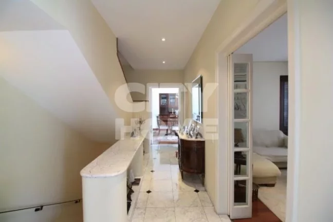 Imagem Casa espaçosa e segura, em condomínio com 07 casas! Situada em bela Praça, no ponto mais tranquil...