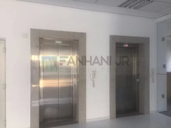 Imagem Venha se encantar com este imóvel de alto padrão, perfeito para sua empresa! Com uma fachada revestida em vidro sobre estrutura metálica, este prédio