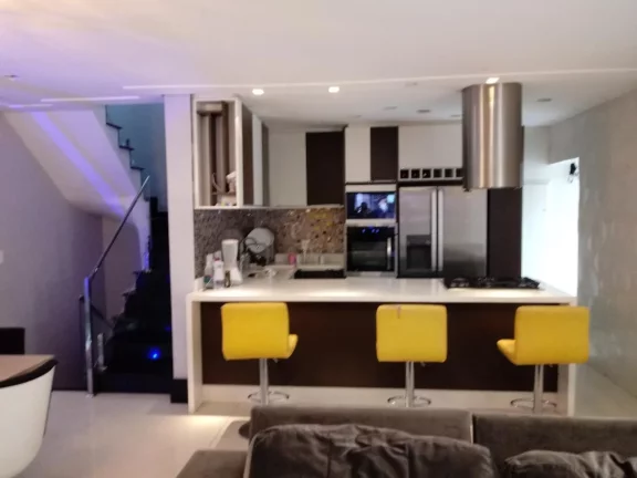 Imagem Sobrado em condomínio com 2 suites