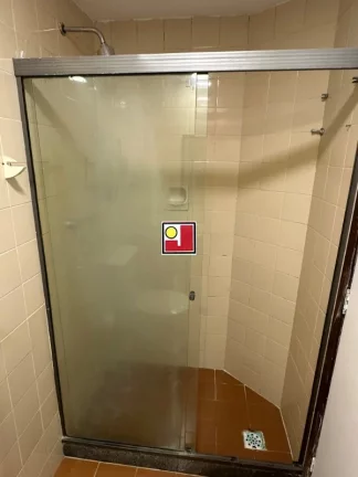 Imagem Vendo 1Q na praia da Barra (Lucio Costa), andar médio, 1vg, ônibus, clube, piscina, sauna, tênis, squash, skate, futebol, pier, ginasio, academia