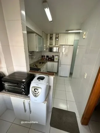 Imagem Amplo e iluminado apartamento com vista frontal para rua e piscina, que conta com sala de estar, sal...