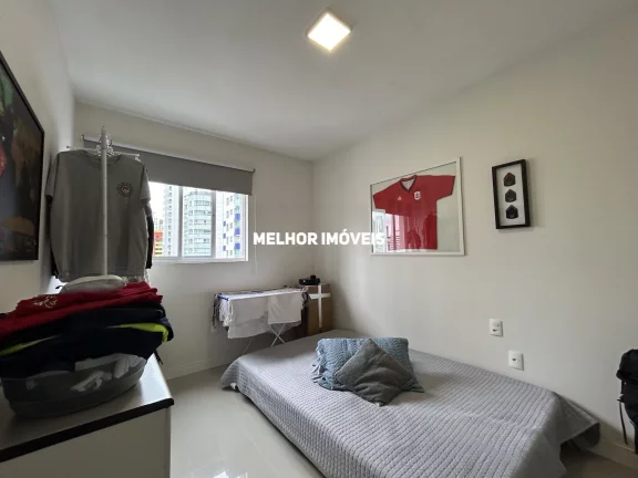 Imagem Apartamento á venda mobiliado e decorado, com 3 dormitórios e 2 vagas de garagem no centro de Balneário Camboriu