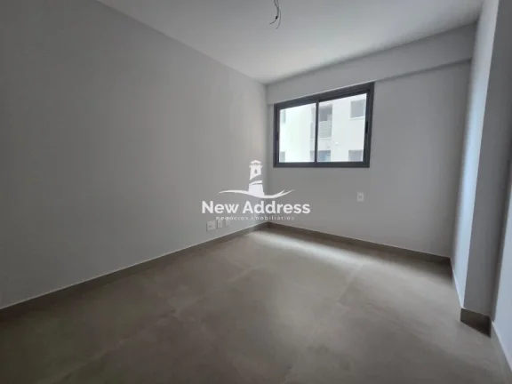 Imagem 2 quartos com suíte em prédio novo e acabamento moderno. Localização excelente, próximo à praia e comércio.