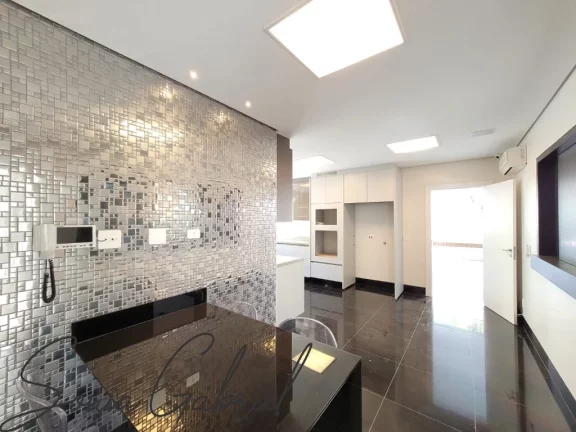 Imagem Casa de luxo no Condomínio Alpes de Vinhedo: 4 quartos, 4 suítes, 3 salas, 6 banheiros, 10 vagas, 566,90m². Venha conhecer! Imagem Casa de luxo no Condomínio Alpes de Vinhedo: 4 quartos, 4 suítes, 3 salas, 6 banheiros, 10 vagas, 566,90m². Venha conhecer!