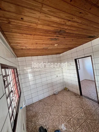Imagem Casa ampla de 2 pisos, pronta para morar e escriturada! 4 quartos, 3 banheiros, área com vista para Londrina e dependência para reformas. Garagem inclusa!