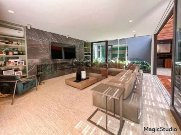 Imagem Casa dos sonhos no coração do Jardim América! Com uma área de 772m², esta casa totalmente reformada e mobiliada oferece conforto, luxo e modernidade