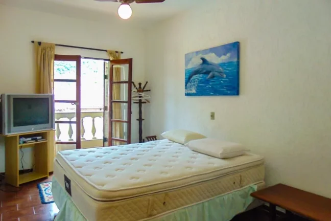 Imagem Praia do Guaiúba - Casa com 04 dormitórios - Piscina e churrasqueira - Vaga para 06 automóveis.