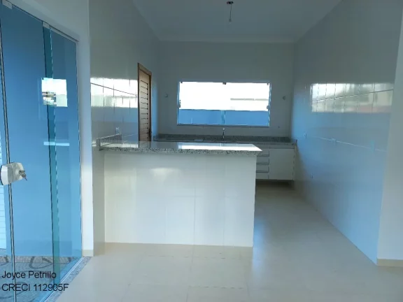 Imagem Casa nova com 4 suítes, piscina e fino acabamento à venda em condomínio de luxo em Peruíbe.
