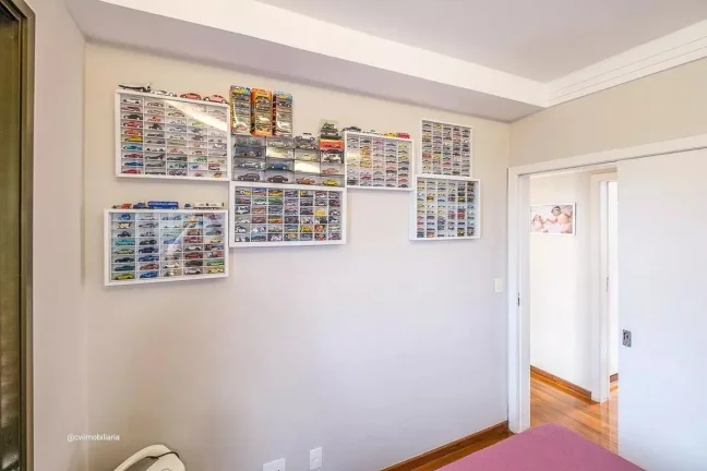 Imagem Este apartamento espaçoso oferece 135 metros quadrados de área, com 4 quartos bem distribuídos e ...