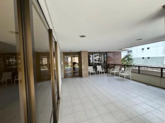 Imagem A 5ª Avenida Imóveis selecionou esse charmoso apartamento de 2/4 + dependências, atualmente revertido gabinete, podendo ser 3 Suites totais, 02 vagas