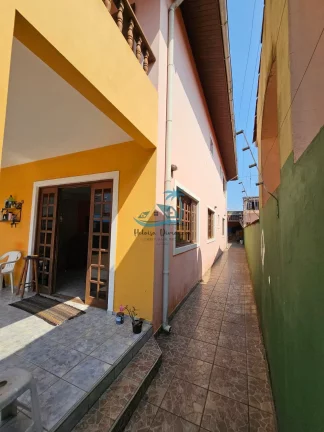 Imagem Casa assobradada com 215 m² de área construída a venda na região central de Ubatuba.