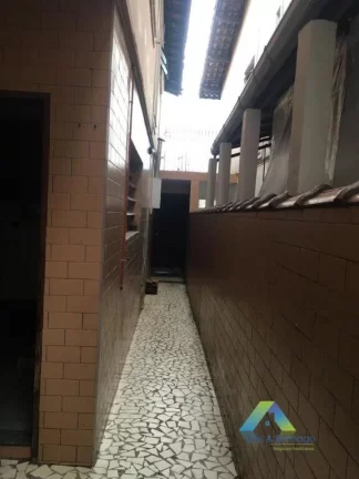 Imagem Lindo sobrado com 3 dormitórios, 2 vagas de garagem com excelente localização em bairro com fácil acesso a comércios e principais avenidas.