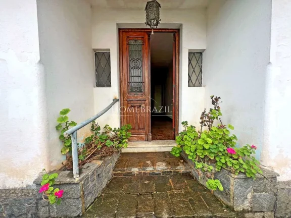 Imagem Casa à venda no centrinho do Capivari em Campos do Jordão | Terreno plano com alto potencial de investimento