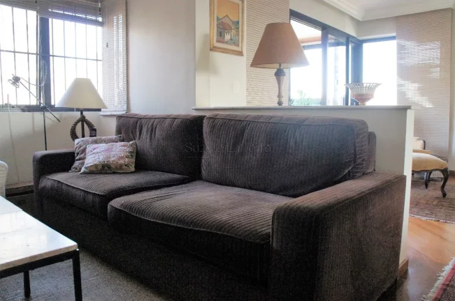 Imagem Apartamento de 191m², em andar alto. Living amplo com lareira e varanda gourmet. Possibilidade de i...