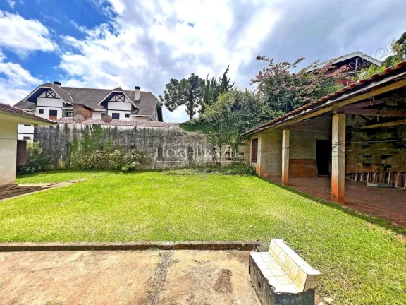 Imagem Casa à venda no centrinho do Capivari em Campos do Jordão | Terreno plano com alto potencial de investimento