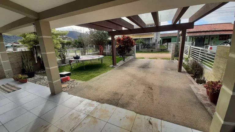 Imagem Casa à venda em Garopaba-SC, bairro Areias de Palhocinha: 3 quartos, 2 salas, 2 banheiros, 1 vaga, 160m². Venha conhecer!