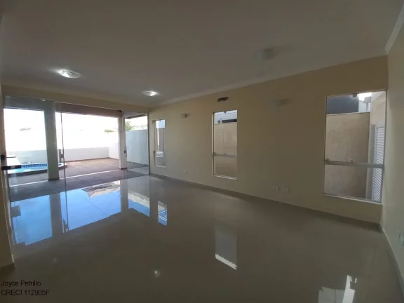 Imagem Casa de Alto Padrão à Venda em Condomínio Fechado na Cidade Litorânea de Peruíbe.