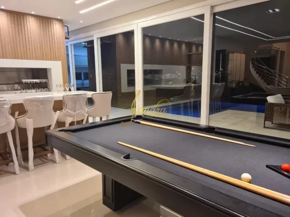 Imagem Sobrado 05 suítes com piscina em condomínio fechado mobiliado e decorado