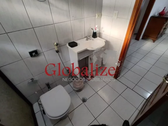 Imagem Casa com 3 dormitório aconchegante com garagem e quintal nas laterais e nos fundos bairro Radio Clube na ZN em Santos (SP) por R$.600.000,00 !