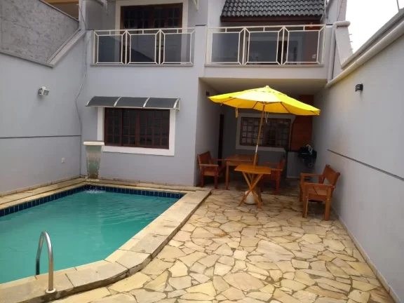 Imagem Sobrado com piscina aquecida, 02 dorm grandes com varanda sendo 01 suíte, área de serv. 02 wcs, 02...