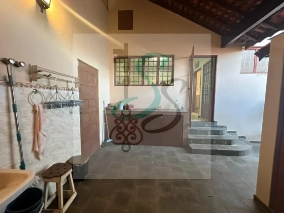 Imagem Venda de casa em bolsão no Parque das Universidades, Campinas. Casa com 4 dormitórios sendo 2 suítes, sala de estar, sala de jantar, jardim de inver