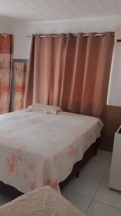 Imagem Sobrado amplo com 2 dormitórios e 2 vagas de garagem, com espaço lateral no Centro de Camboriú.