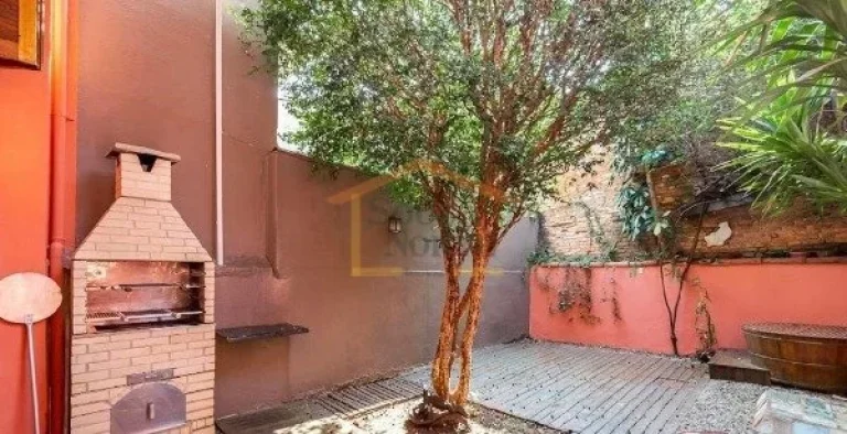 Imagem A casa é muito charmosa, muito iluminada com luz do sol natural e arborizada. Sala principal conta ...