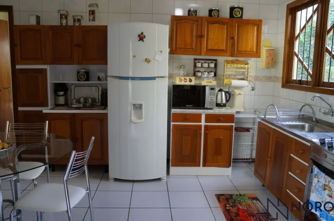 Imagem Casa ampla , 3 dormitórios, suíte,2 vagas de garagem no Bairro Duque de Caxias.
