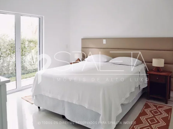 Imagem Oásis de Luxo: Casa térrea com piscina, sauna e píer privativo à venda no condomínio Marina Guarujá