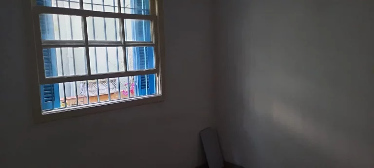 Imagem Oportunidade Imperdível: Casa Antiga em Localização Estratégica com Potencial Comercial!