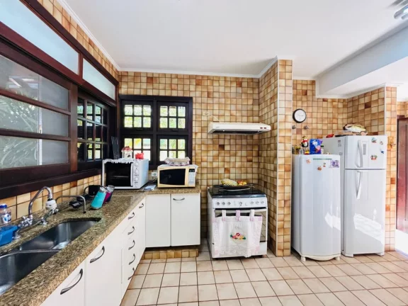 Imagem Imponente casa à venda em Riviera de São Lourenço Módulo 20: 5 quartos, 2 suítes, 3 salas, 4 vagas, 317m² de área.