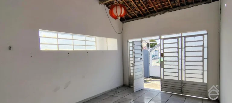 Imagem Casa à venda de esquina na Ponta Grossa, 3/4, sala ampla, garagem e DCE, 323m2