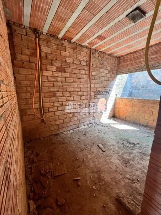 Imagem Casa padrão semiacabada à venda no bairro Lourdes em Uberaba