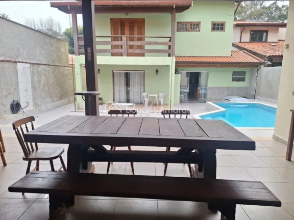 Imagem Belo sobrado em estilo colonial localizado em rua tranquila no Loteamento Caminhos de San Conrado. N...