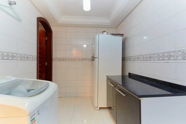 Imagem Residência com 4 Dormitórios sendo 1 Suíte, 4 Vagas de Garagem e Galpão Comercial.