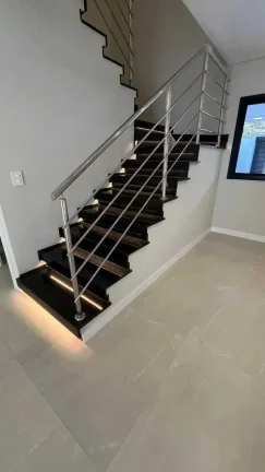 Imagem Casa Alto Padrão com 3 dormitórios sendo 1 suíte master e 2 vagas no América em Joinville/SC