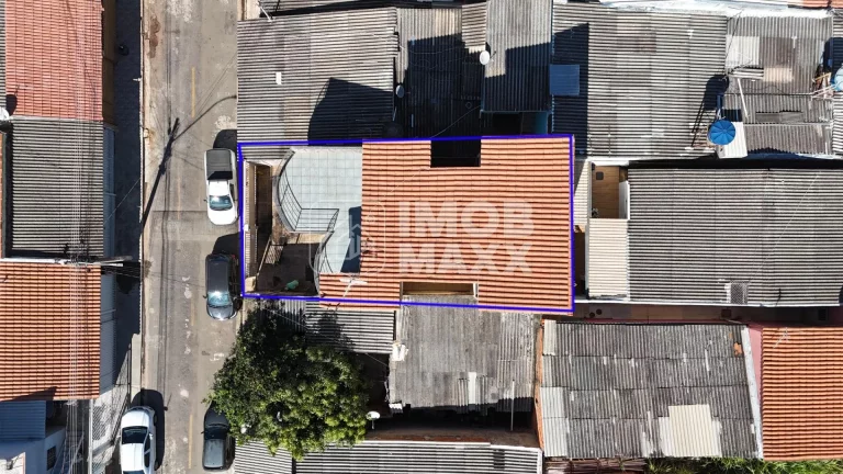 Imagem Descubra o conforto e a praticidade de viver em uma casa espaçosa à venda em Samambaia Sul, com 279m² de área útil. Este imóvel conta com 3 dormitórios, sendo 1 suíte, além de 3 banheiros, proporci