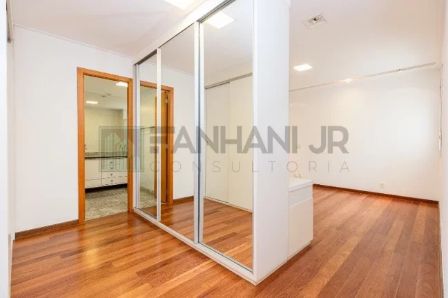 Imagem Venha conhecer o apartamento dos seus sonhos! Totalmente pronto para morar e impecável, este apartamento conta com uma sala ampla e integrada à varand