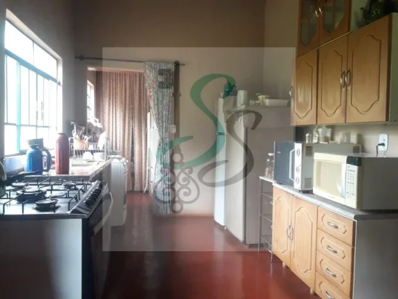 Imagem Venda de sítio em São Tomás de Aquino. O sítio com 3 alqueires, 6.000 pés de café, pasto para 10 cabeças de gado, poço artesiano com 72 m de profundi