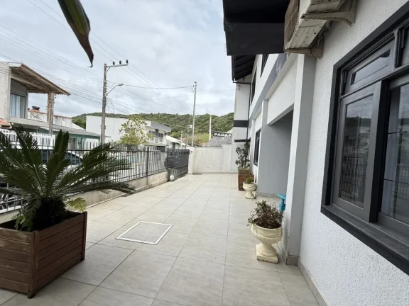 Imagem Sobrado a 120m do mar, com piscina, na Praia de São Miguel, em Penha. Conforto e estilo para sua família. Venda pela Adriano Carpes Imóveis.