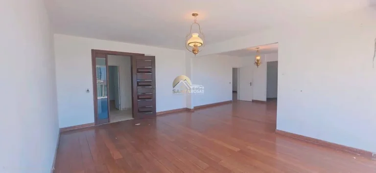 Imagem Um por andar, hall privativo e varanda com fechamento de vidro. Andar alto, vista livre para mar e