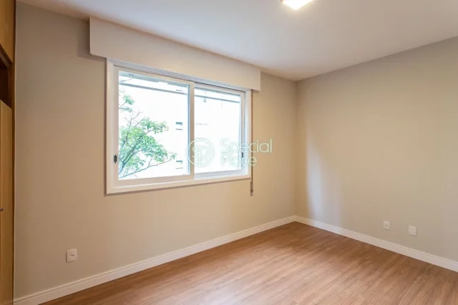 Imagem Apartamento com 134m² de área útil. São 3 dormitórios ( 1 suíte ) e 1 vaga de garagem. Living ...
