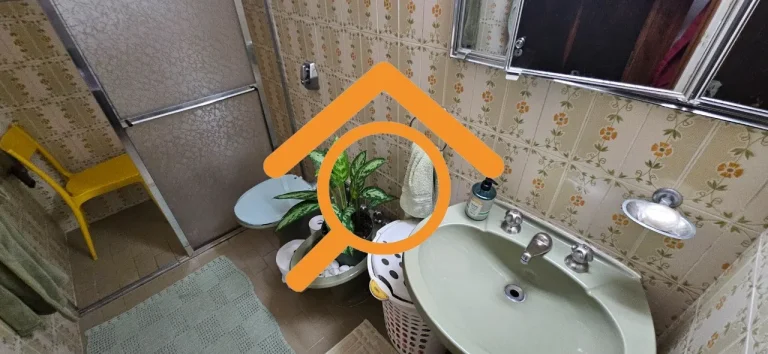 Imagem Casa Comercial para Locação em Interlagos, São Paulo - 2 Quartos, 1 Sala, 2 Banheiros, 4 Vagas de Garagem - 175m²