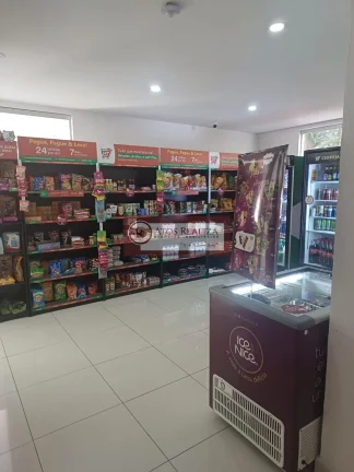 Imagem Alugo oportunidade, condomínio clube na região do Morumbi. Apartamento de 70m², com 3 dormitórios com Armários, sendo 1 Suíte, 2 banheiros, Cozinha americana com armários, 2 Vargas de garagem cobertas, mercadinho no condomínio, lazer completo por um valor