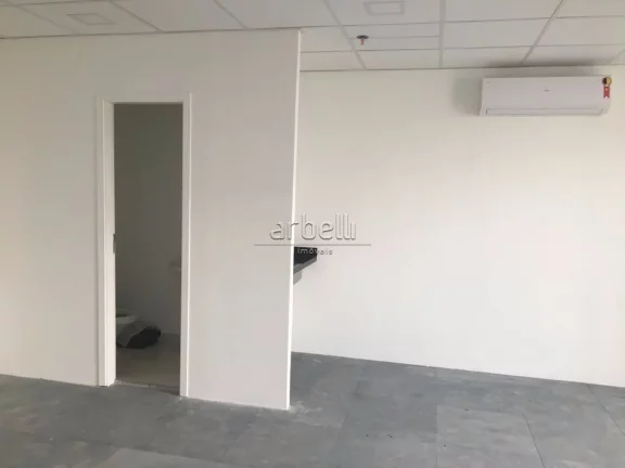 Imagem Sala comercial recém reformada no decimo sétimo andar, com 42 metros quadrados, com 1 banheiro, co...