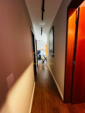 Imagem Casa em condomínio com 2 dormitórios, sendo 1 com closet, sala integrada à cozinha americana, esc...
