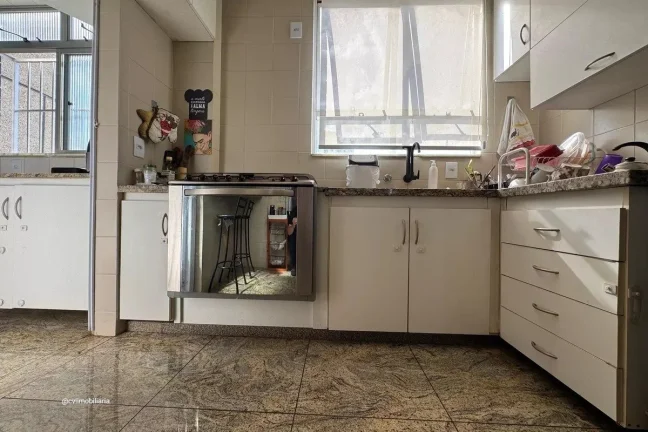 Imagem Este espaçoso apartamento oferece o conforto e a conveniência que você procura. Com um total de t...